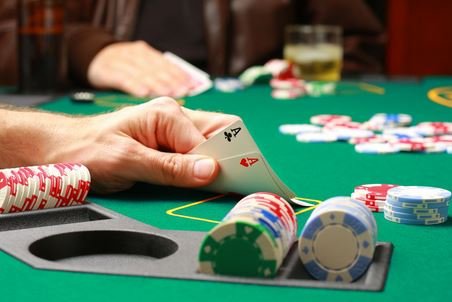 Сдача карт и торговля в покере.