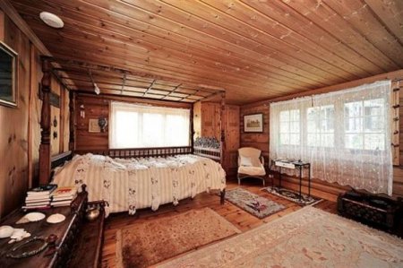 Потолок в деревянном коттедже или доме.
