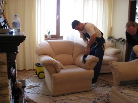 Чистка мягкой мебели дома