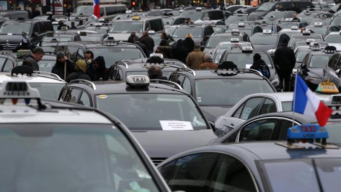 В Париже идет забастовка таксистов.