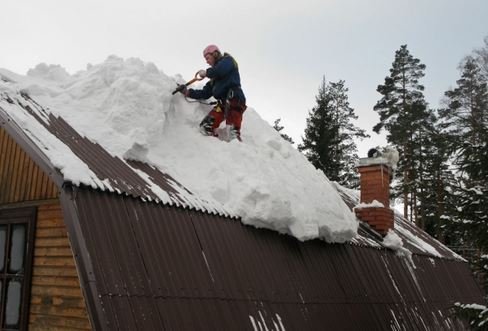 Зачем нужно чистить и убирать снег с крыши?