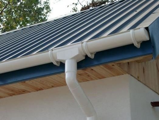Особенности монтажа и устройство системы водостоков для крыши