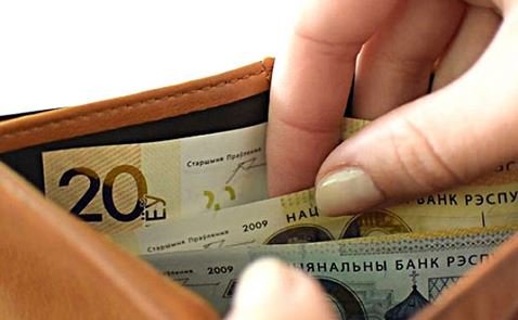 Средняя заработная плата врачей в Беларуси за апрель составила 980 рублей.