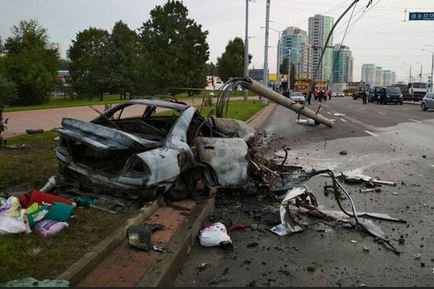 На проспекте Дзержинского автомобиль врезался в столб и сгорел.