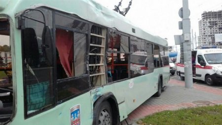В Минске троллейбус проехал на красный свет и врезался в грузовик
