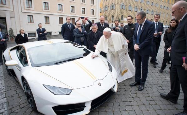 Папа Римский Франциск продает Ламборджини