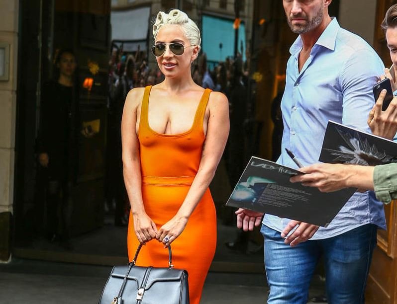 Леди Гага в полупрозрачном платье продвигает новый фильм?