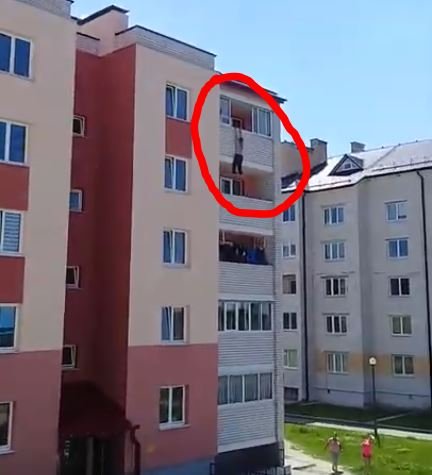 Эффект алкоголя: мужчина сорвался с балкона 5-го этажа в Березе