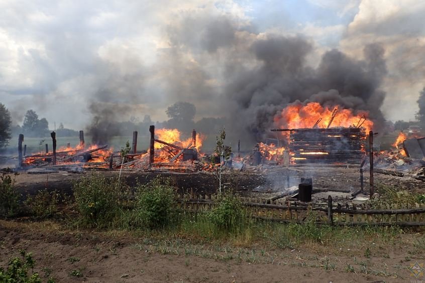 В Гомельском районе сгорели 3 сарая и жилой дом