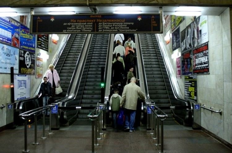 На станции метро «Октябрьская» упал и умер мужчина