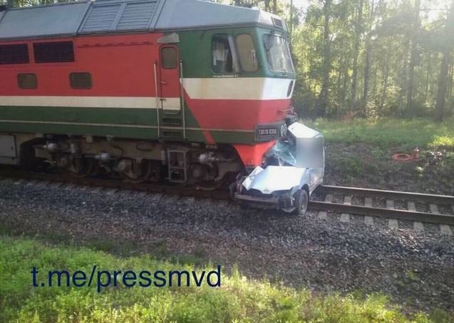 Поезд раздавил автомобиль под Быховом - водитель погиб на месте