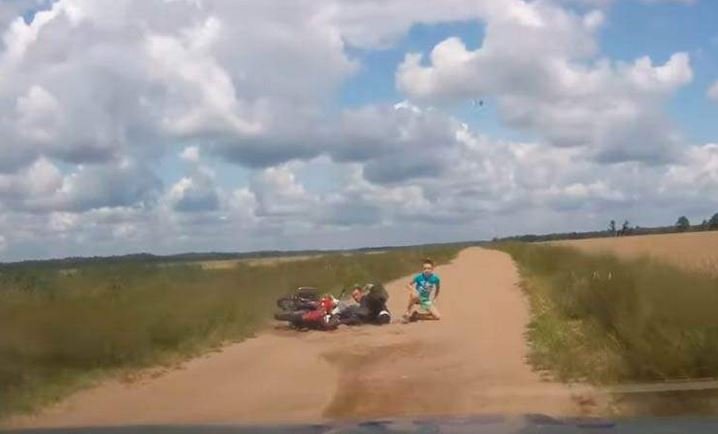 Видео: пьяный мотоциклист с двумя детьми убегал от погони