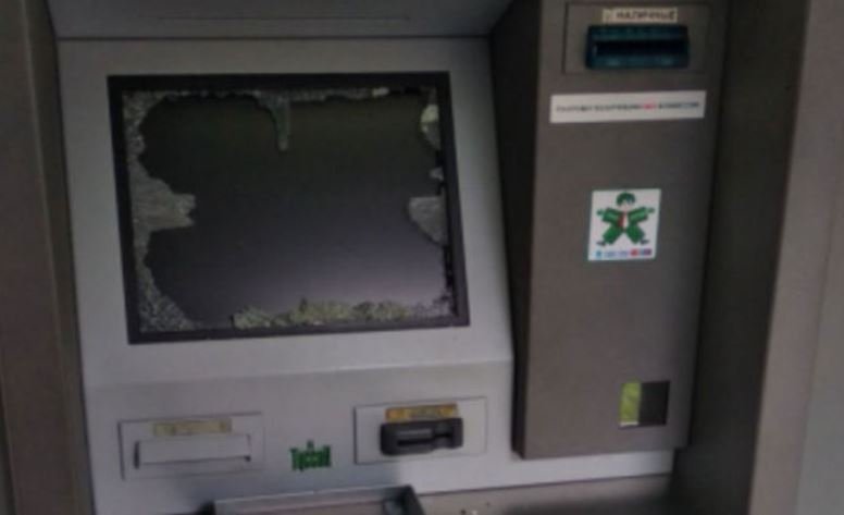 В Осиповичах мужчина разбил экран инфокиоска, который не дал чек
