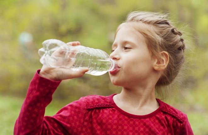 Ученые предупредили об опасности воды из пластиковых бутылок