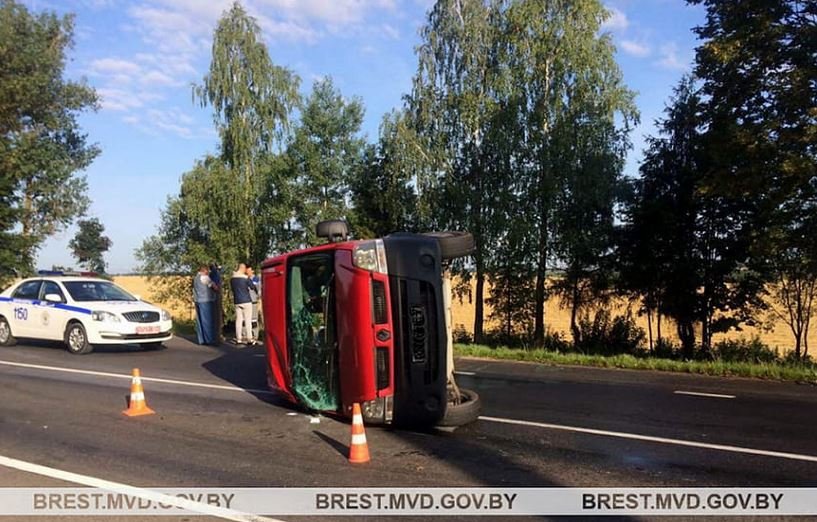 Микроавтобус с 10 пассажирами попал в ДТП в Барановичах