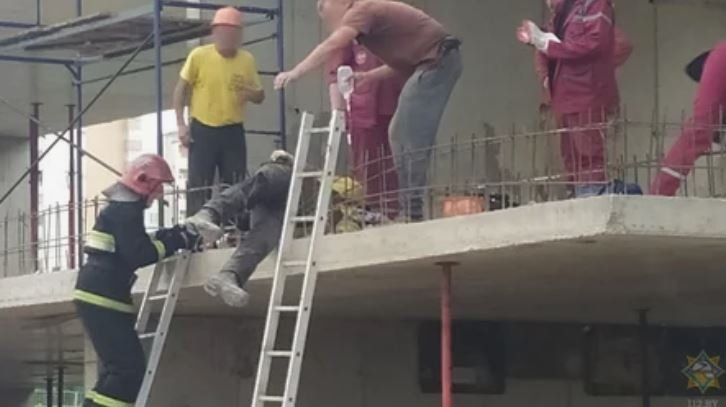 В Минске рабочий упал на арматуру с третьего этажа