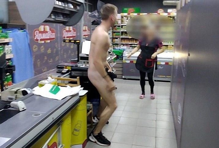 В Могилеве четверо пьяных парней голыми пришли в магазин
