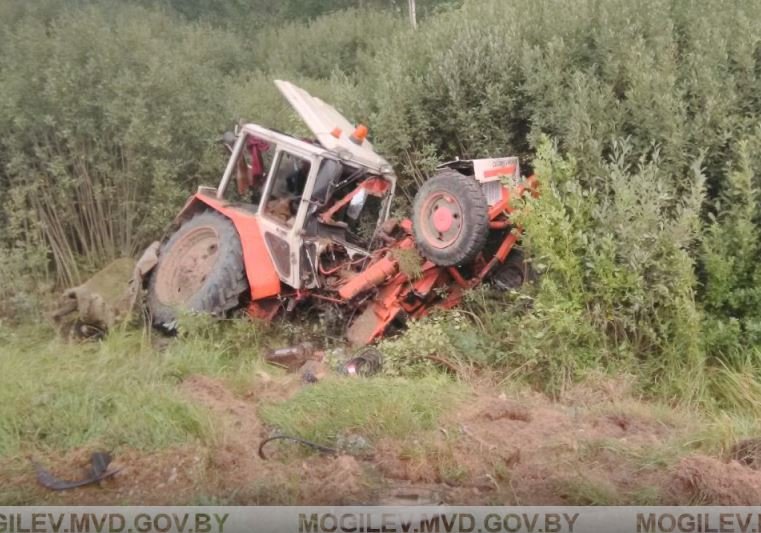 В Дрибинском районе микроавтобус влетел в трактор