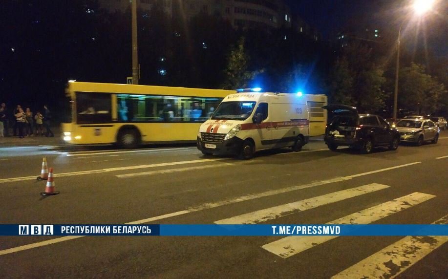 В Минске автоледи сбила двух пешеходов на переходе