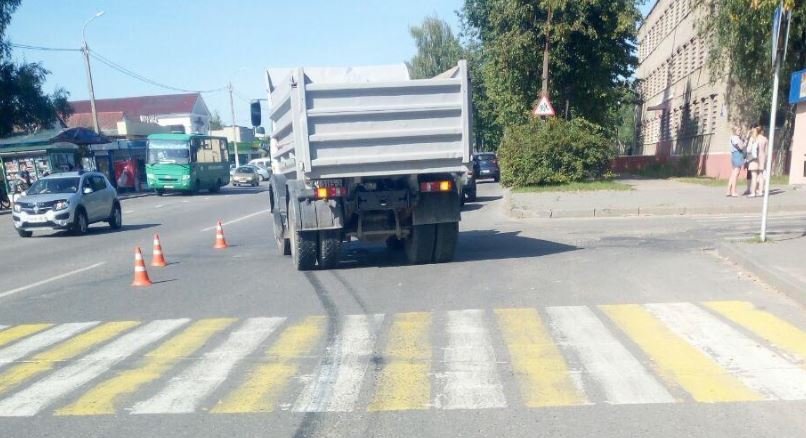 В Полоцке на пешеходном переходе грузовик сбил 7-летнюю девочку