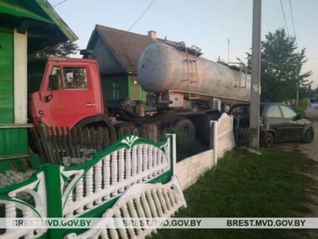 В Пружанском районе грузовик въехал в частный жилой дом