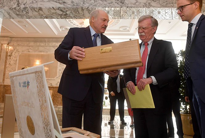 Лукашенко передал Болтону подарки для Дональда и Мелании Трамп