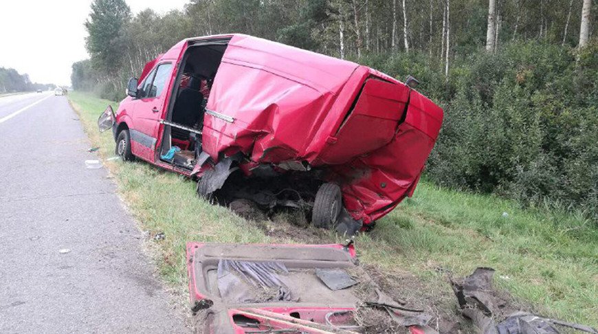 В Смолевичском районе Mercedes врезался в микроавтобус