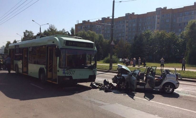 В Минске жещина-водитель врезалась в троллейбус