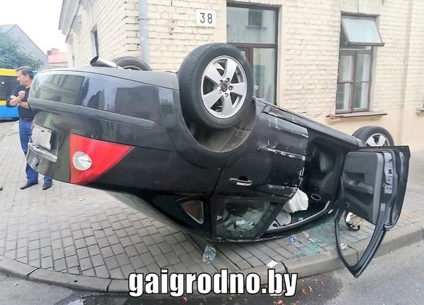 В Гродно «Форд» врезался в автобус и перевернулся на крышу