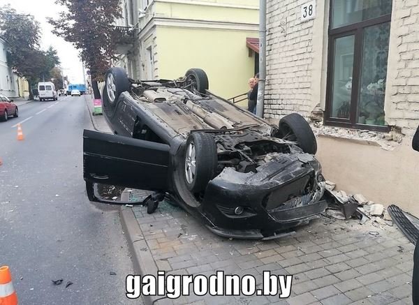 В Гродно «Форд» врезался в автобус и перевернулся на крышу
