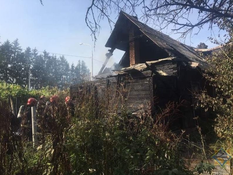 Пожилые мужчина и женщина спаслись из горящего дома в Витебске