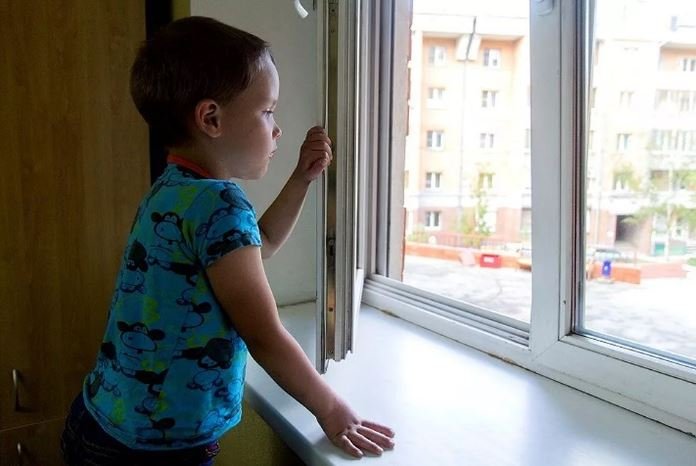 Двухлетний ребенок выпал из окна четвертого этажа в Славгороде