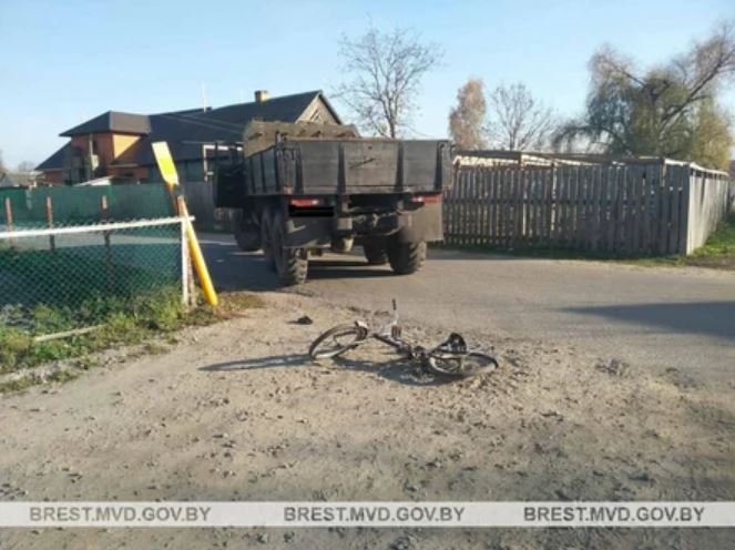 Грузовик сбил 8-летнего ребенка на велосипеде в Столинском районе