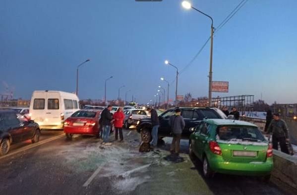 В Жлобине столкнулись 11 автомобилей
