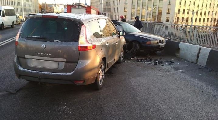 На Московской BMW вылетел на встречу и столкнулся с Renault