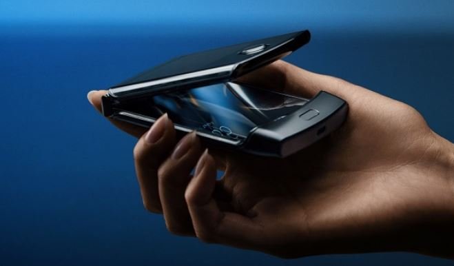 Motorola представила гибкий смартфон-раскладушку Razr
