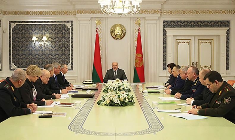 Лукашенко предложил сажать чиновников за «палочную систему»