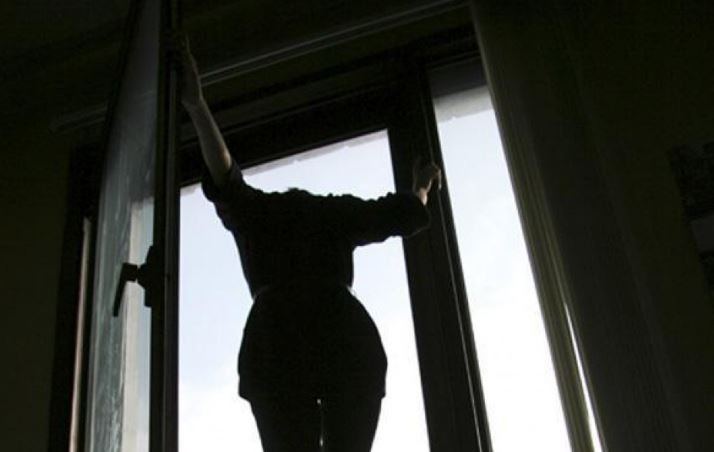 В Борисове 25-летняя девушка выпрыгнула из окна 8 этажа