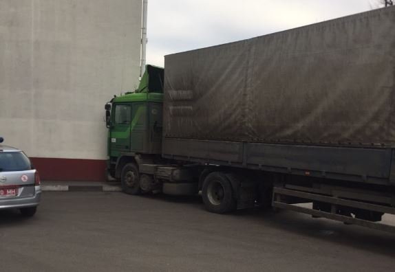 Фура без водителя врезалась в здание Минского хлебокомбината