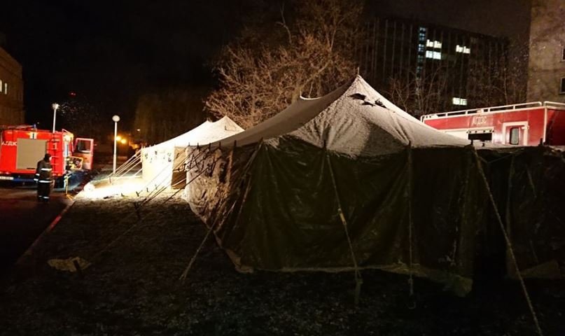 Во дворе Минской инфекционной больницы поставили палатки