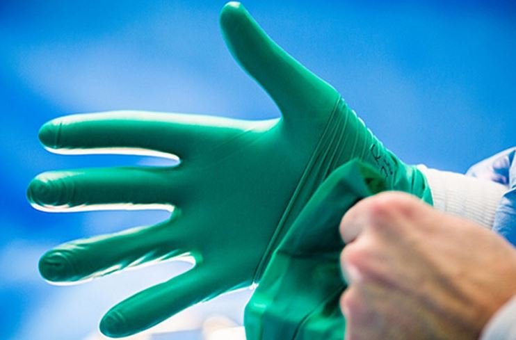 Врач предупредила о риске заражения коронавирусом через перчатки