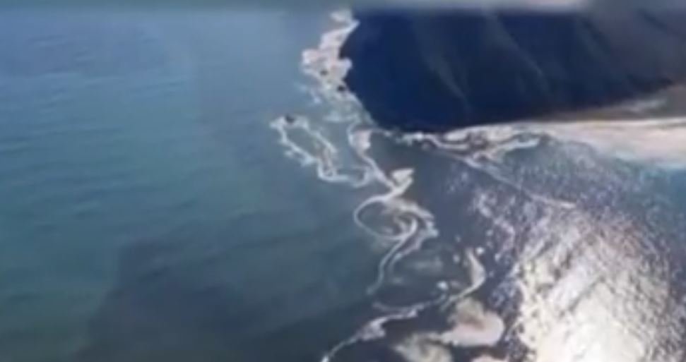 У берегов Камчатки появилось гигантское нефтяное пятно