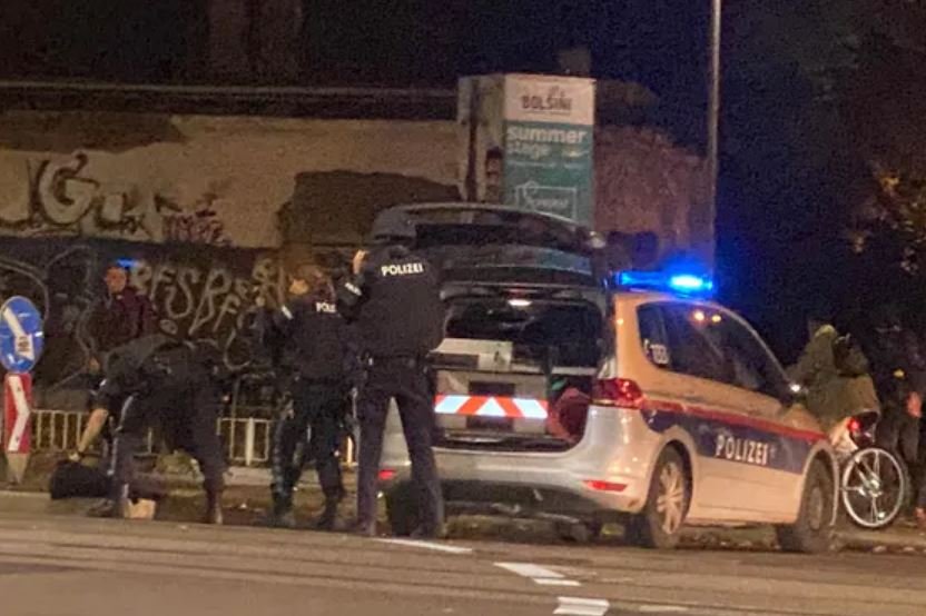 Полиция заявила о четырех погибших при теракте в Вене