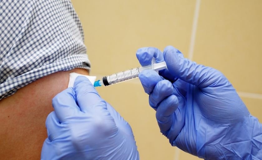 Минздрав сообщил о начале вакцинации медиков из группы риска вакциной «Спутник V»