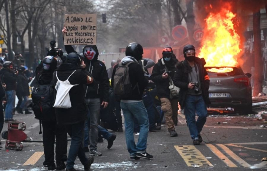 Число задержанных на акции протеста в Париже достигло 64 человек