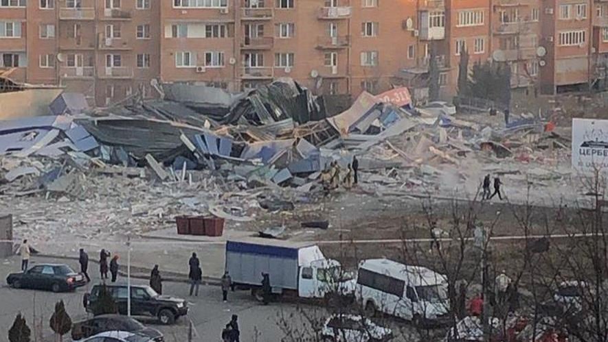Во Владикавказе после взрыва обрушился трехэтажный торговый центр