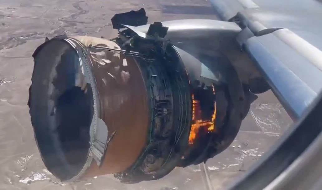 Обломки горящего двигателя Boeing 777 упали на жилой район в США