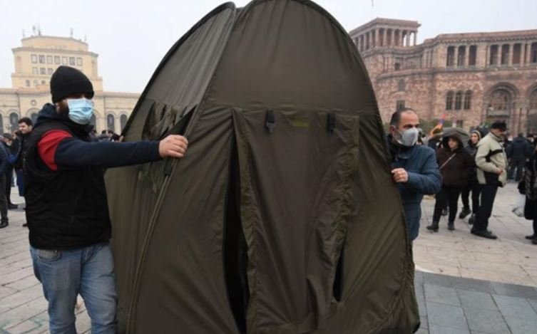 В Ереване протестующие устанавливают палатки перед зданием парламента