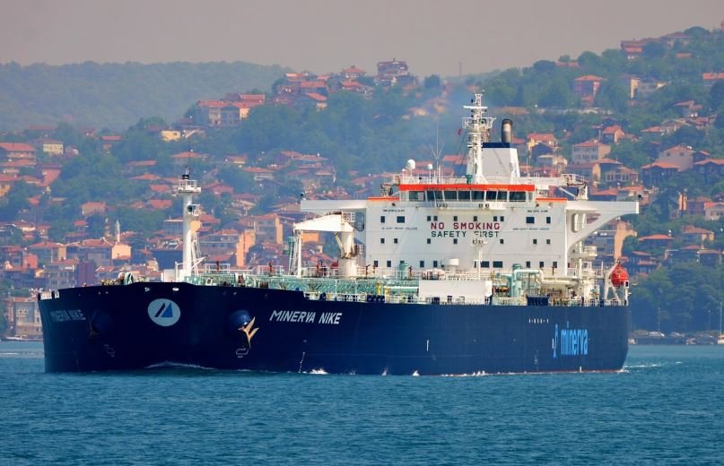На юге Суэцкого канала еще один танкер сел на мель