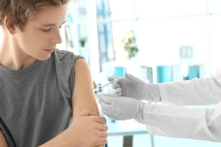 Названо осложнение после вакцинации от COVID-19 у подростков